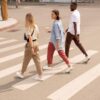 drie mensen wandelen op straat