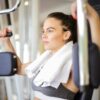 vrouw oefent op fitness apparaat