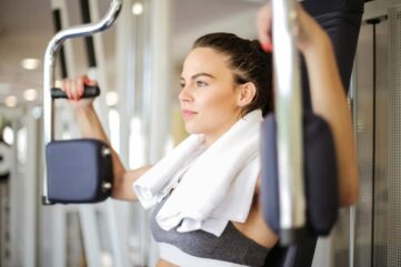 vrouw oefent op fitness apparaat