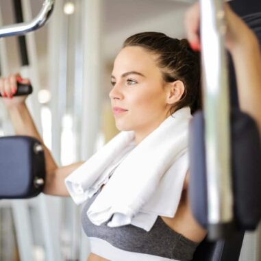 vrouw oefent op fitness apparaat