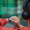 vrouw kijkt op smartwatch
