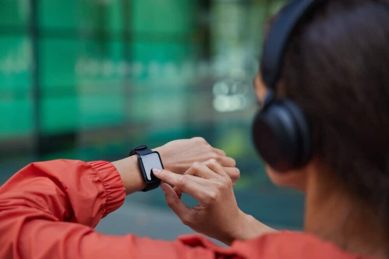 vrouw kijkt op smartwatch