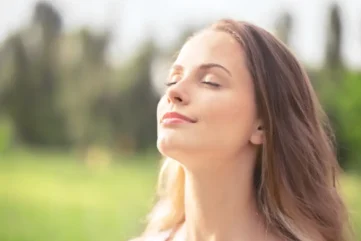 Vrouw komt tot rust in de vrije natuur