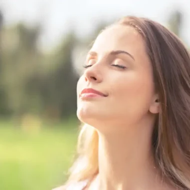 Vrouw komt tot rust in de vrije natuur