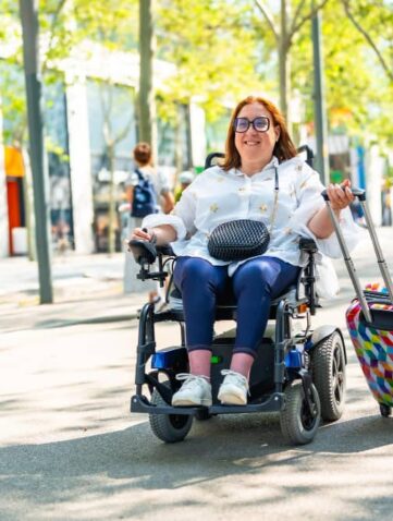 vrouw in scootmobiel met koffer