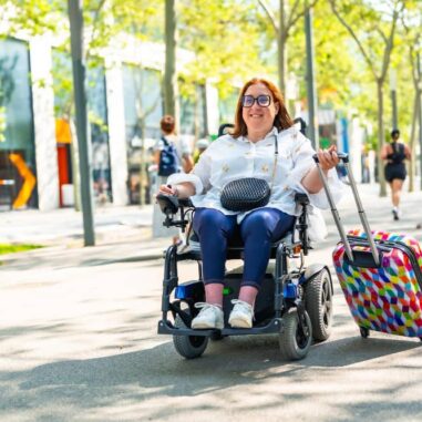 vrouw in scootmobiel met koffer