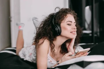 vrouw ontspant met koptelefoon