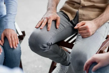 mensen zitten op stoel in therapiesessie