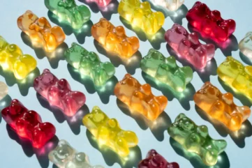 gekleurde gummy beertjes op een lichtblauwe achtergrond