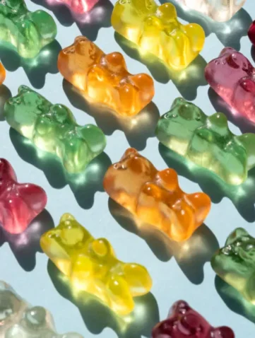 gekleurde gummy beertjes op een lichtblauwe achtergrond