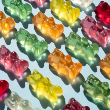 gekleurde gummy beertjes op een lichtblauwe achtergrond