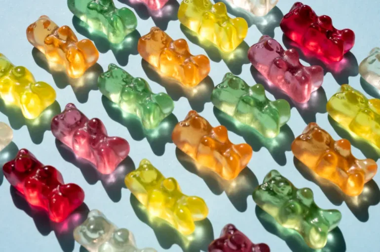 gekleurde gummy beertjes op een lichtblauwe achtergrond