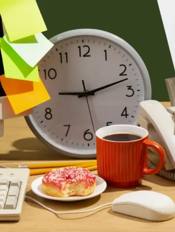 bureau met klok, donut, papieren, koffie en post-it