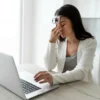 Vrouw wrijft in haar ogen