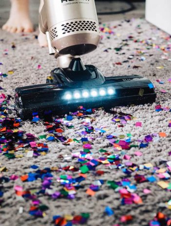 stofzuiger zuigt confetti op