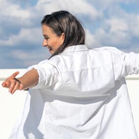 gele vlekken in witte kleding