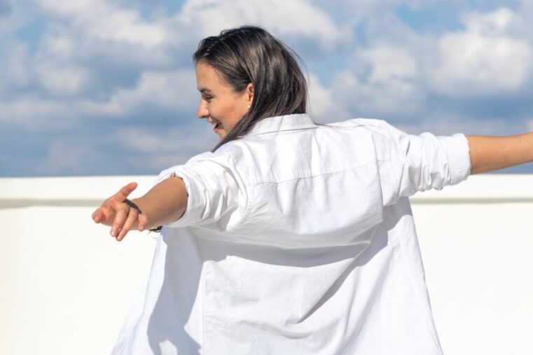 gele vlekken in witte kleding