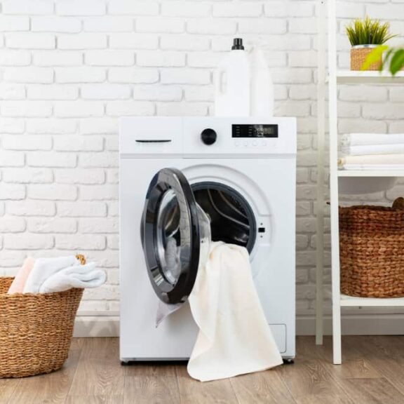 wasruimte met wasmand en wasmachine