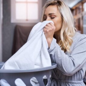 Vrouw geniet van de geur van de was