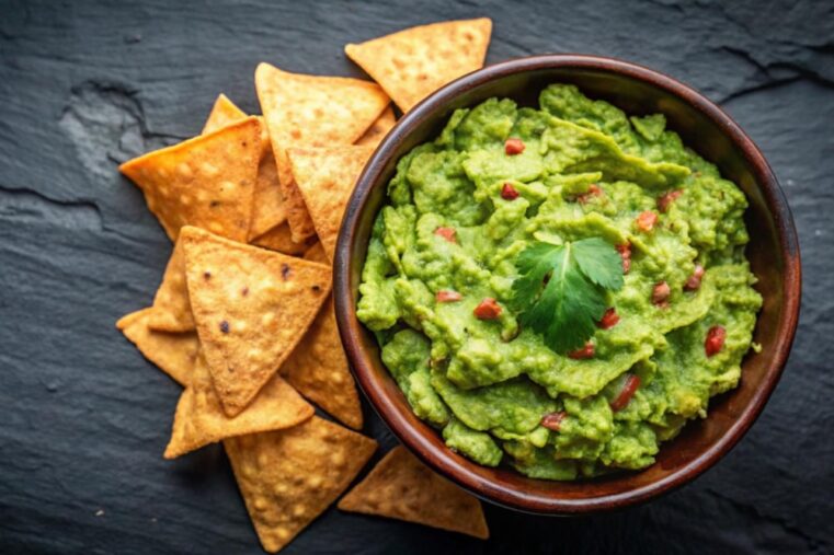 guacamole met tortilla chips