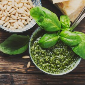 pesto in schaaltje met pijnboompitten, basilicum en kaas