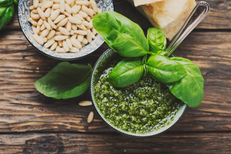pesto in schaaltje met pijnboompitten, basilicum en kaas