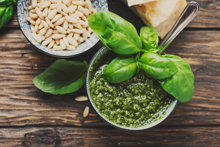pesto in schaaltje met pijnboompitten, basilicum en kaas