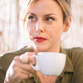 vrouw drinkt koffie