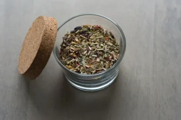 kruidenmix in glazen potje