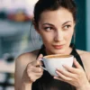 vrouw geniet van koffie
