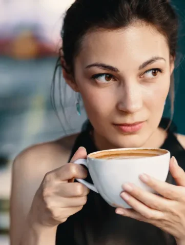 vrouw geniet van koffie