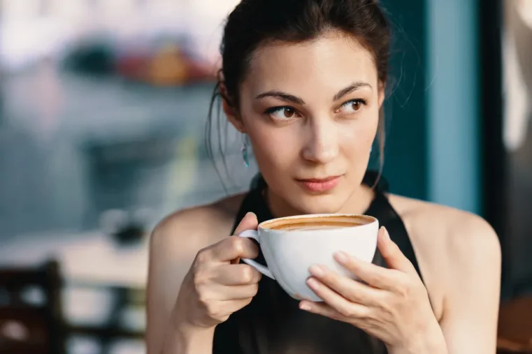 vrouw geniet van koffie