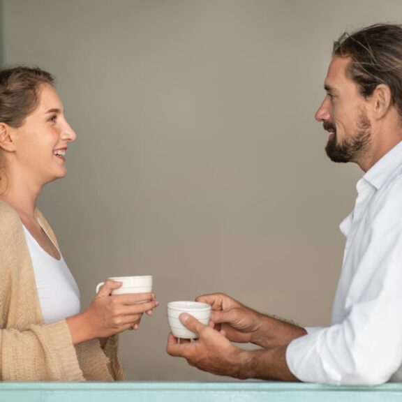 man en vrouw kijken elkaar aan met interesse