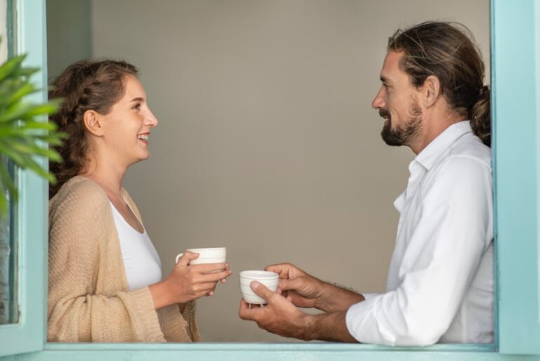 man en vrouw kijken elkaar aan met interesse