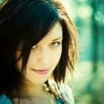 vrouw kijkt mysterieus