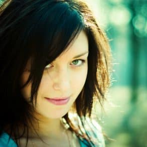 vrouw kijkt mysterieus