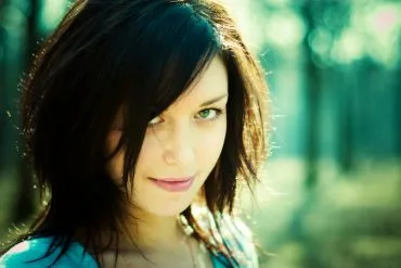 vrouw kijkt mysterieus