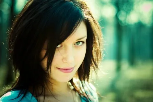 vrouw kijkt mysterieus