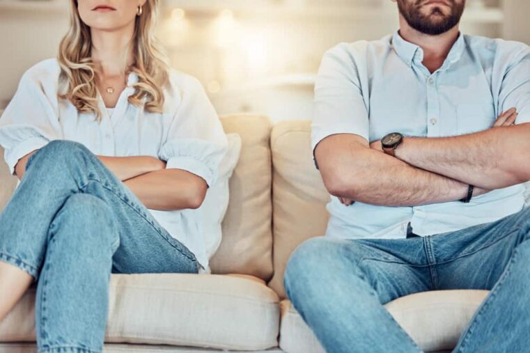 twee mensen met armen over elkaar