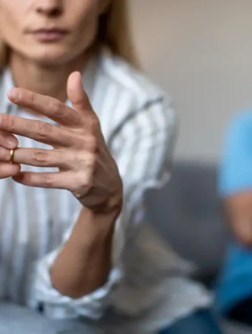 vrouw doet trouwring af