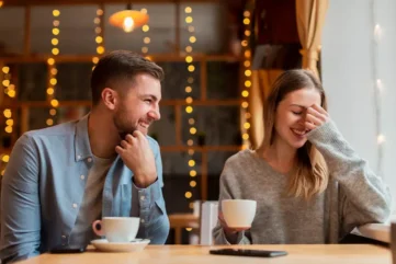 man en vrouw drinken koffie in café
