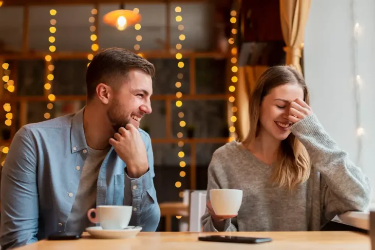 man en vrouw drinken koffie in café