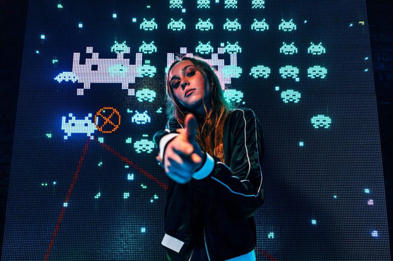 Hoe is de geeky gamer girl stijl zo populair geworden?