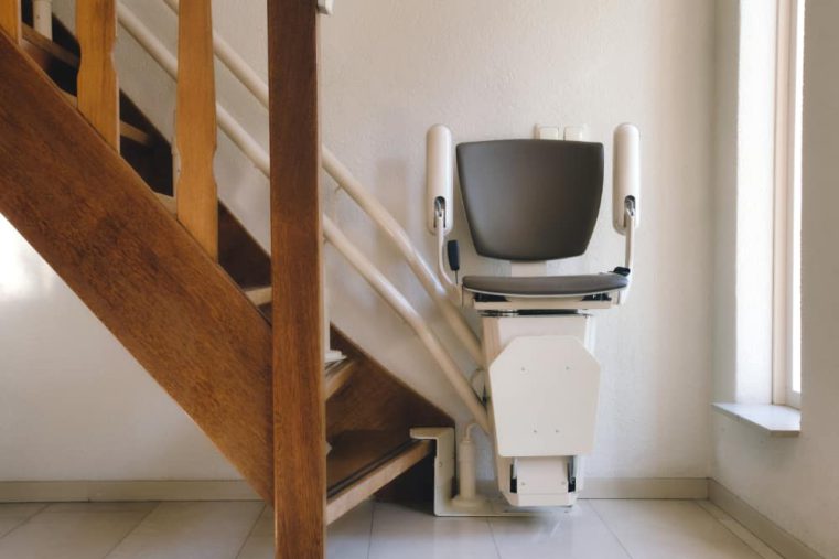 Kan je een traplift beter zelf installeren of laten installeren?