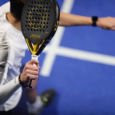 man met padelracket