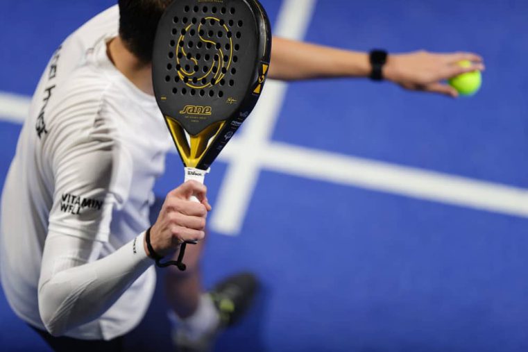 man met padelracket