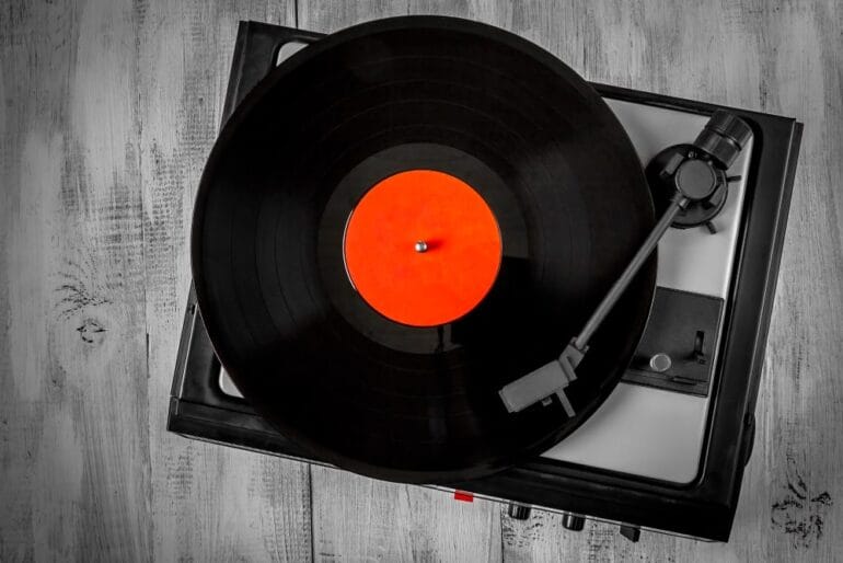 platenspeler met vinyl elpee