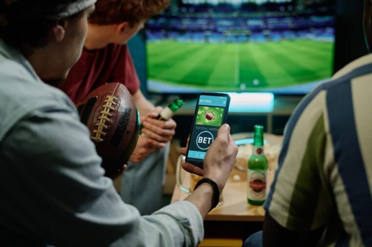 mannen kijken sportgame en gokken