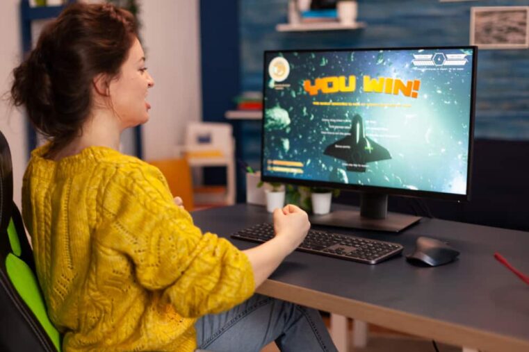 vrouw speelt skill game op computer