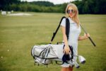 vrouw met golftas op golfbaan